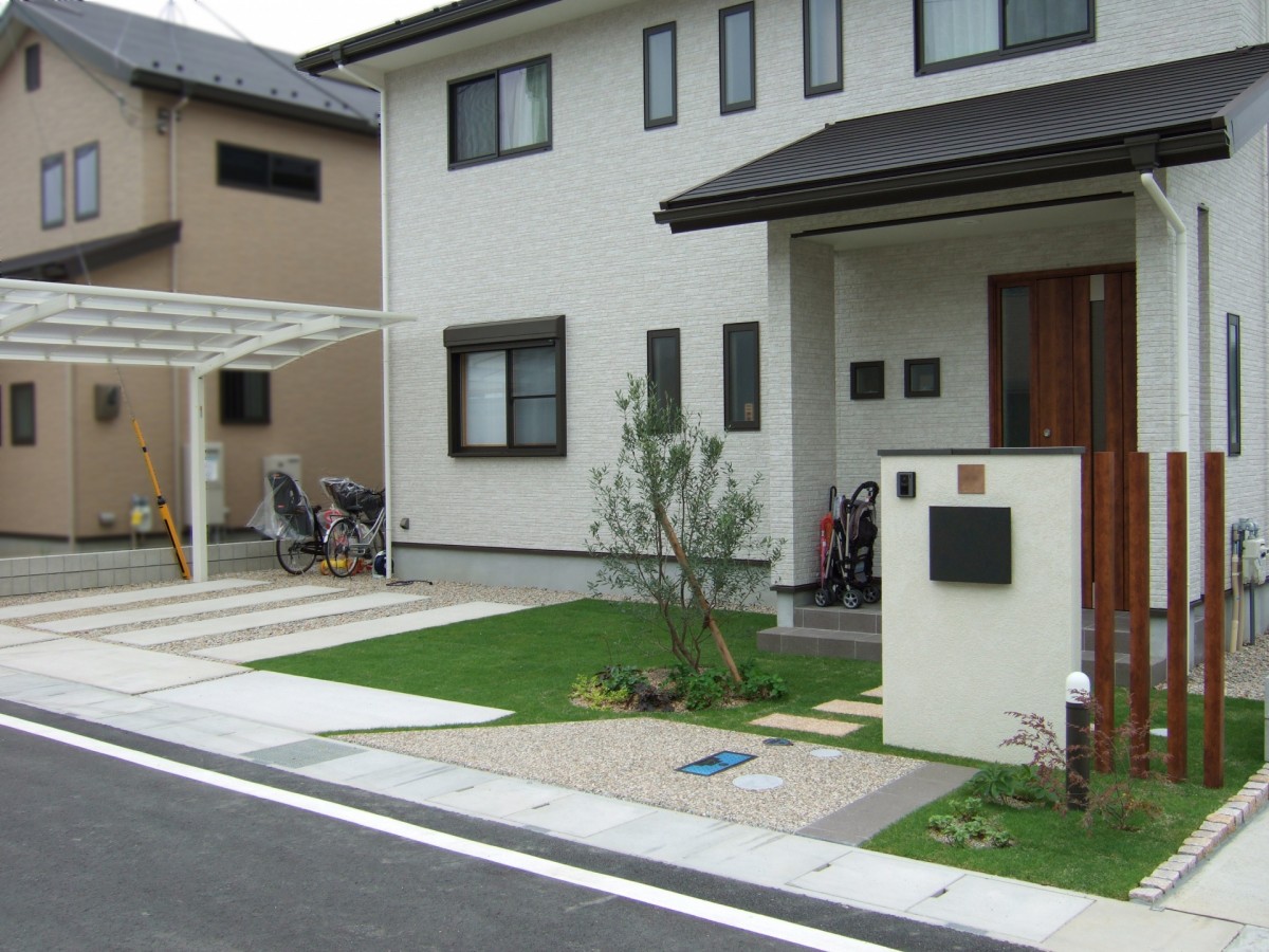 芝生の緑に映える白い家 守山市 京阪グリーン 滋賀 京都 大阪のエクステリア ガーデン 外構工事